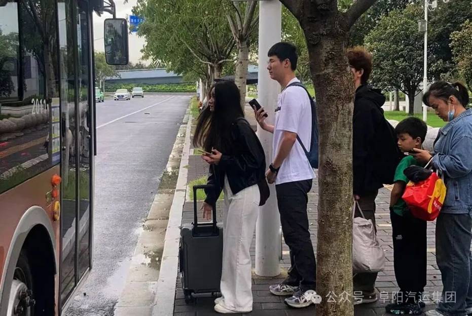 學(xué)生乘客返校時(shí) 溫情服務(wù)保暢通 || 阜汽集團全力保障返程學(xué)生客流